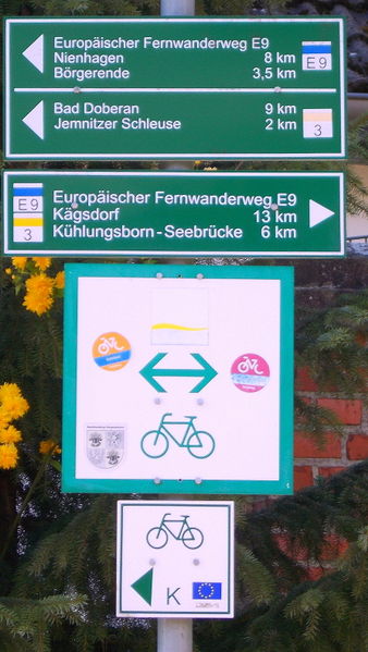 File:2014 Heiligendamm Wanderwegweiser am Bahnübergang.jpg