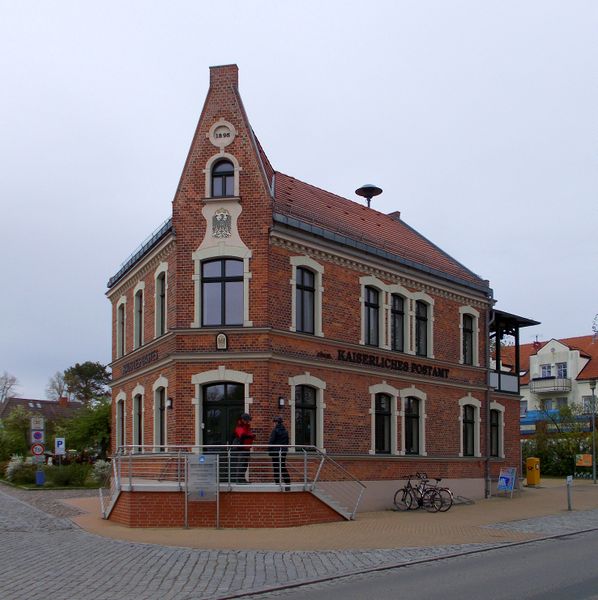 File:2014 historische kaiserliches Postamt - heute Touristinformation im Ostseebad Wustrow.jpg