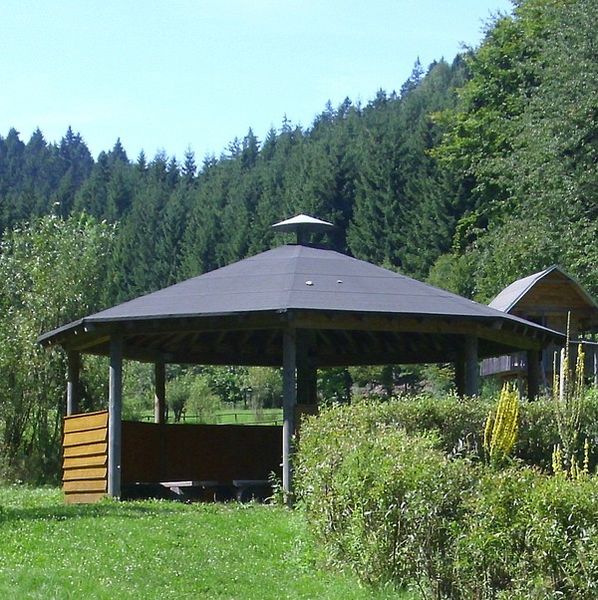File:Schutz-Hütte.jpg