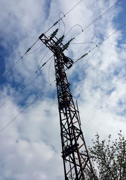 File:Power tower medium voltage line.jpg