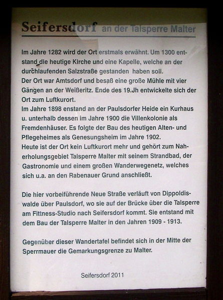 File:Tafel zum Grenzpunkt Seifersdorf auf der Talsperrenmauer Malter.jpg