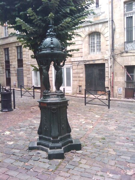 File:Fontaine Wallace, Place Porto-Riche, Bordeaux, France.jpg