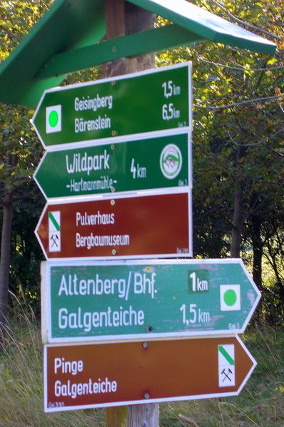 File:2014 Altenberg Wegweiser am Parkplatz zum Geisingberg.jpg